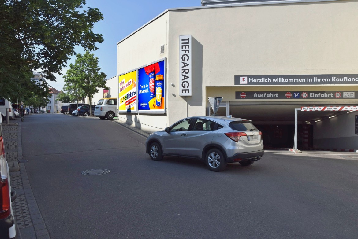 Bismarckstr. 42 /Kaufland/lks neb. Einfahrt TG