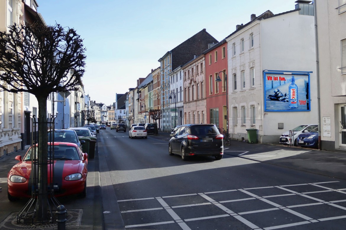 Luisenstr. 32/B 8 (quer am Giebel)