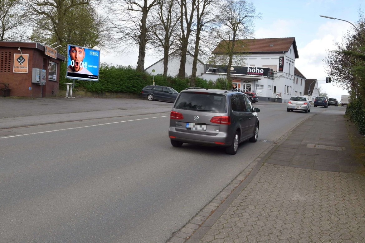 Holzhauser Str. 121 (neb. Imbiss)