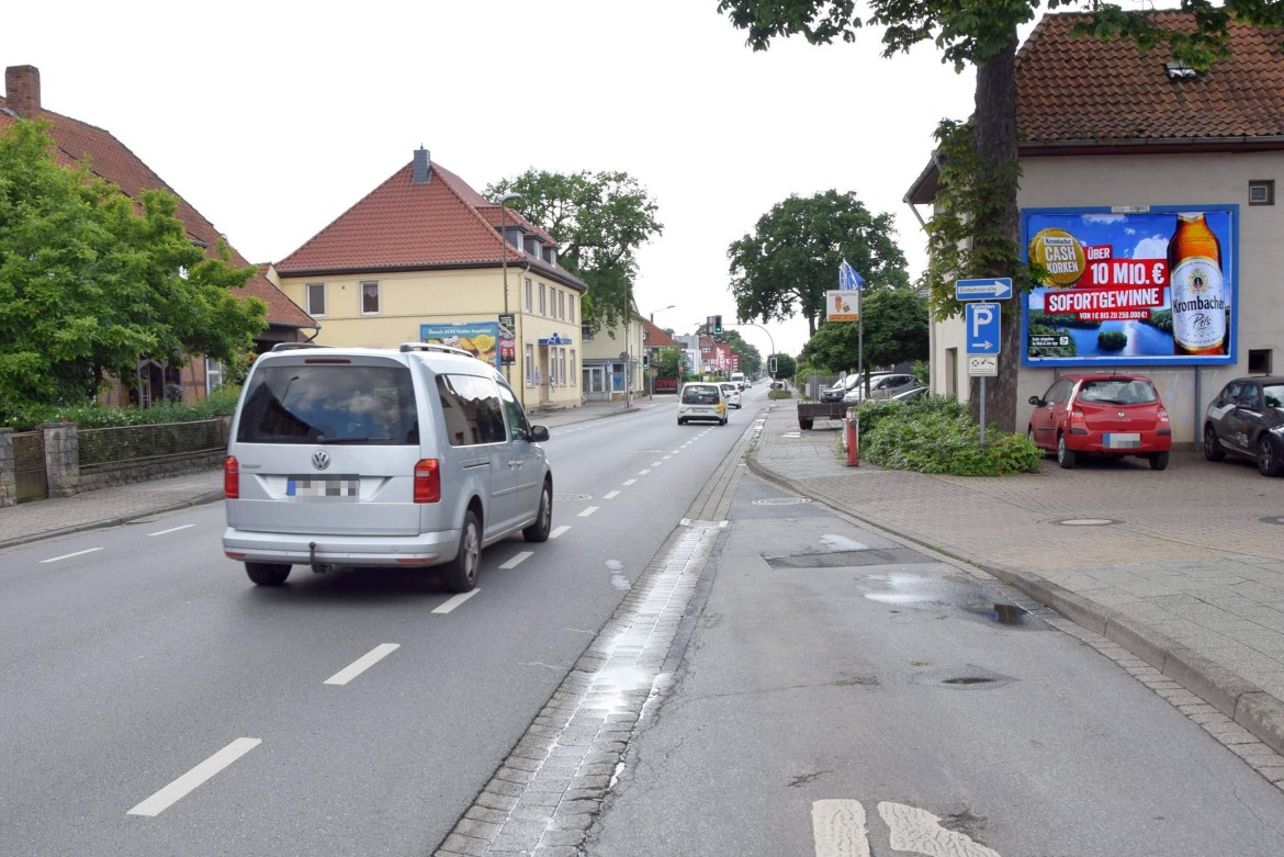 Burgdorfer Str. 10/Zufahrt Rewe (quer)