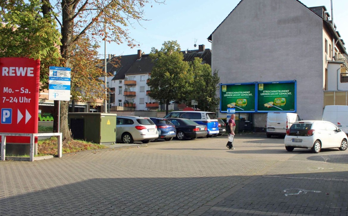 Friedrich-Ebert-Str. 358-360 /Rewe/Einfahrt (quer zur Str)