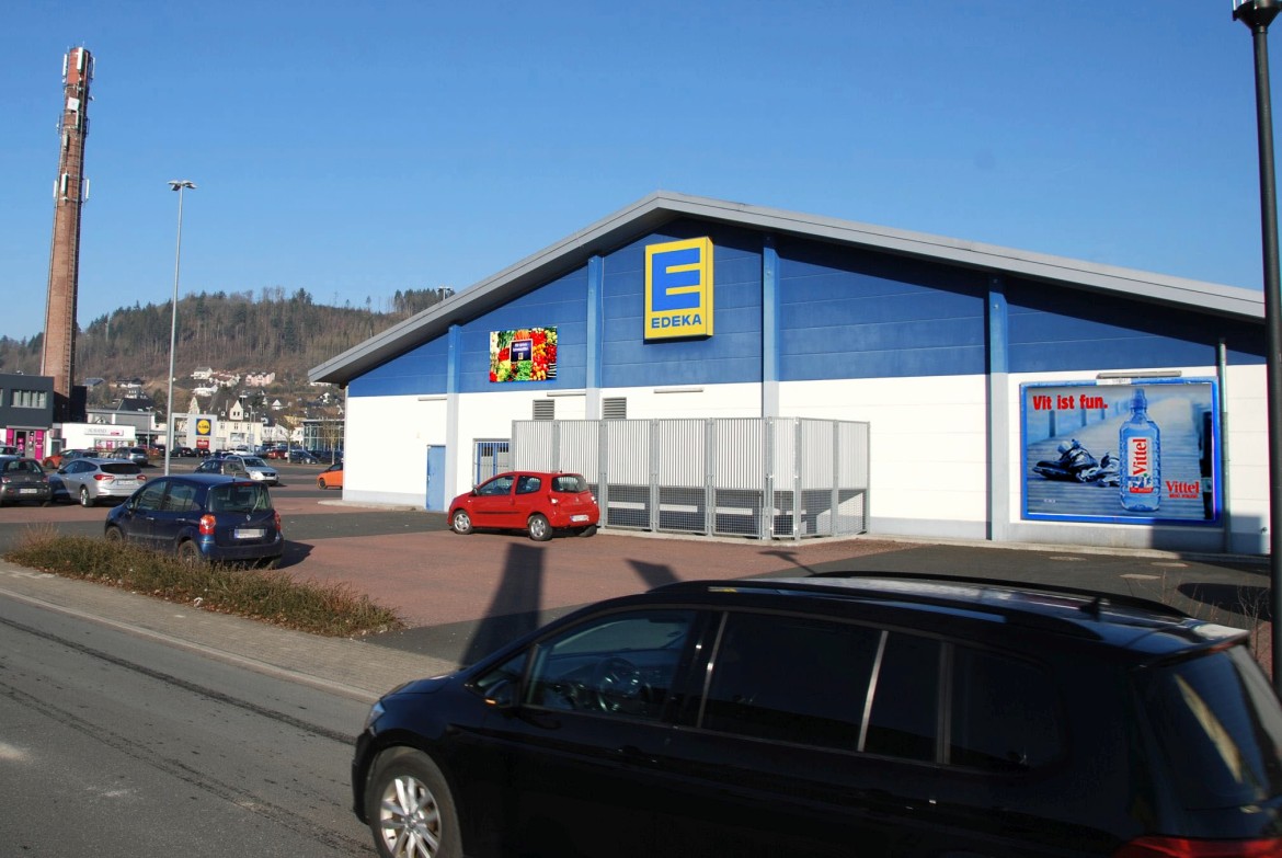 In der Aue 7 /Edeka/nh. Einfahrt (Wand)