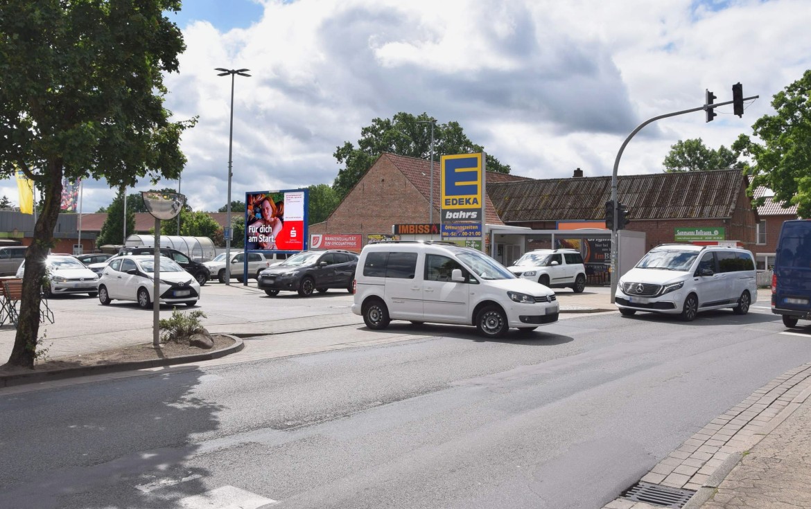 Hauptstr. 34 /Edeka/geg. Eingang/Sicht Kiosk -quer zur B 248