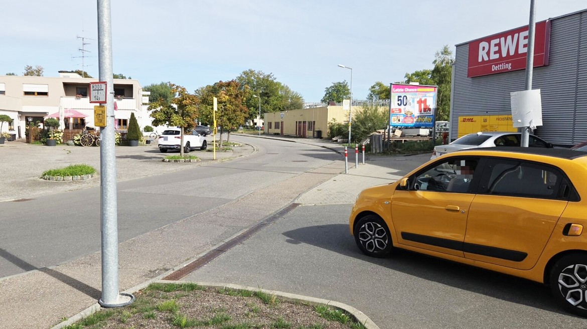 Zeppelinstr. 1 /REWE/Zuf.Robert-Bosch-Str (Sicht REWE)