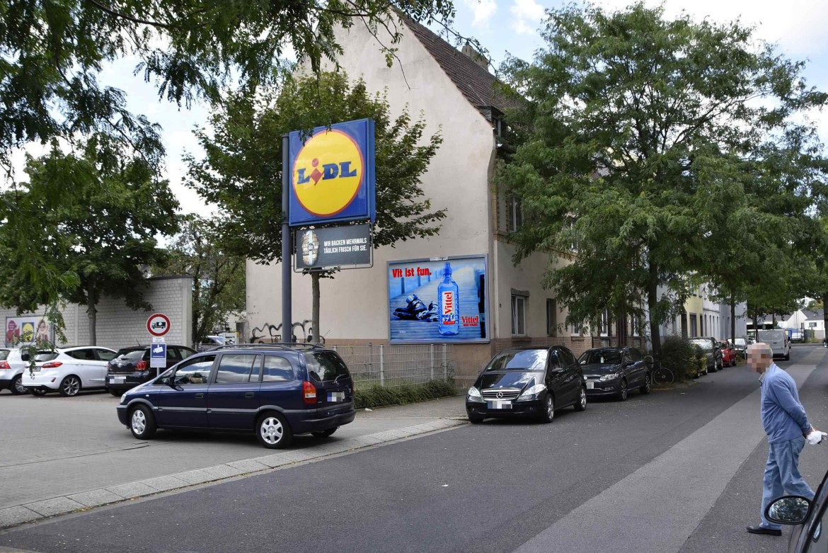 Mengshofstr. 38/Gladbacher Str/neb. Lidl/Einfahrt (quer)