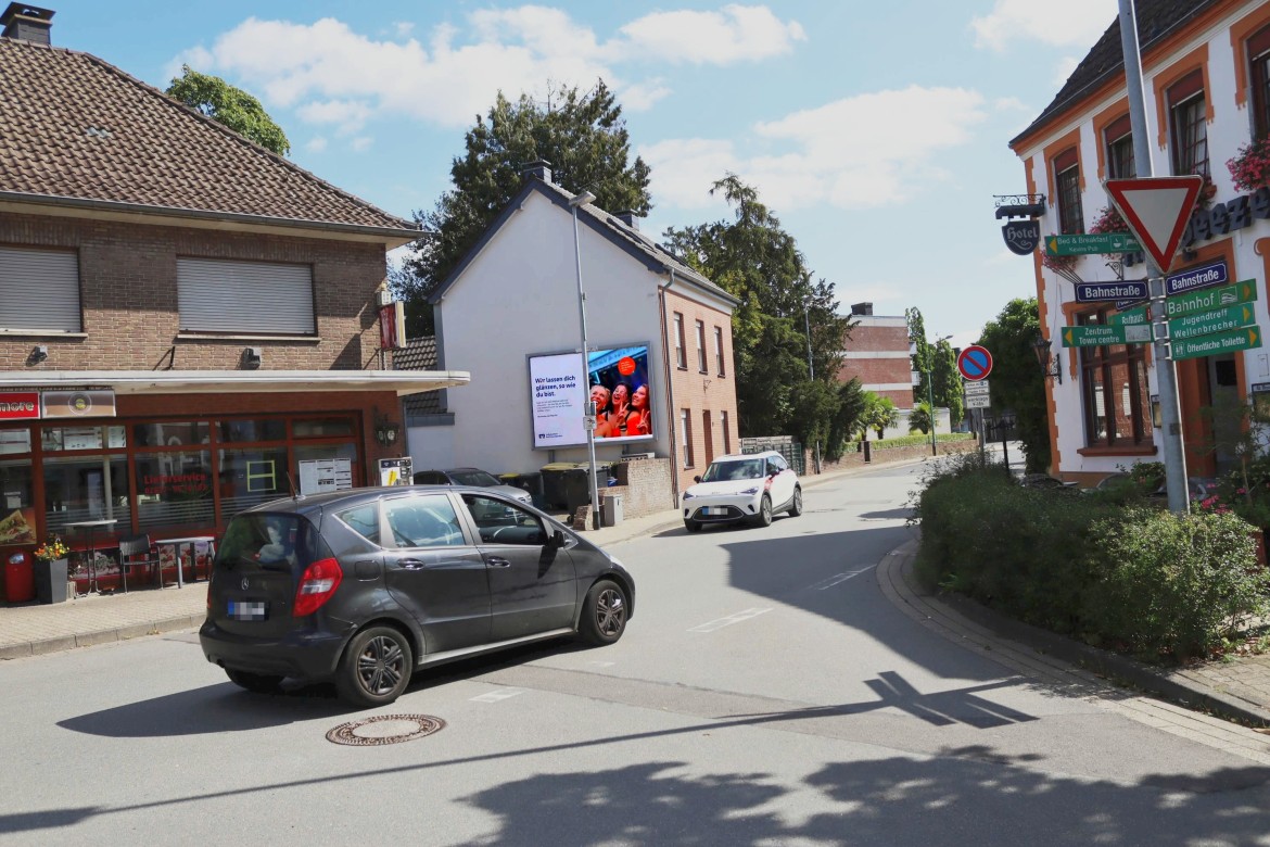 Bahnstr. 25 (quer am Giebel)