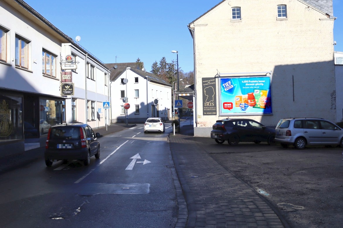 Turmhofstr. 36/nh. Penny (quer am Giebel)