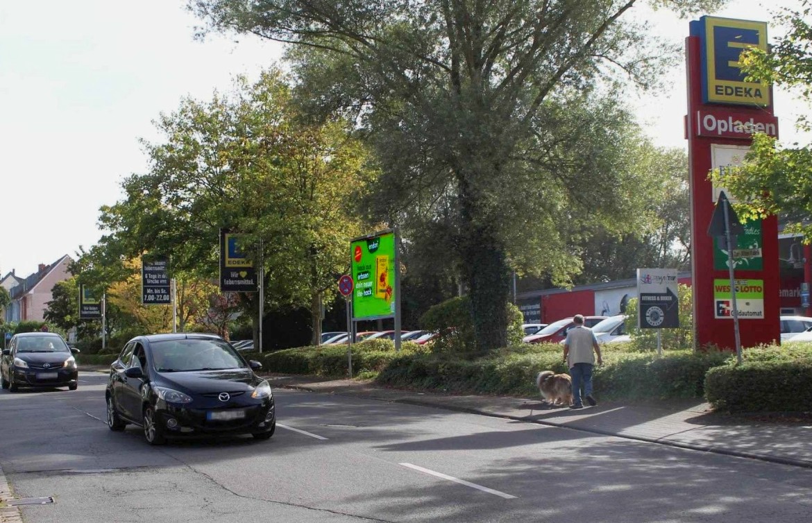 Pommernstr. 4-6 /Edeka/Einfahrt (Sicht Str)
