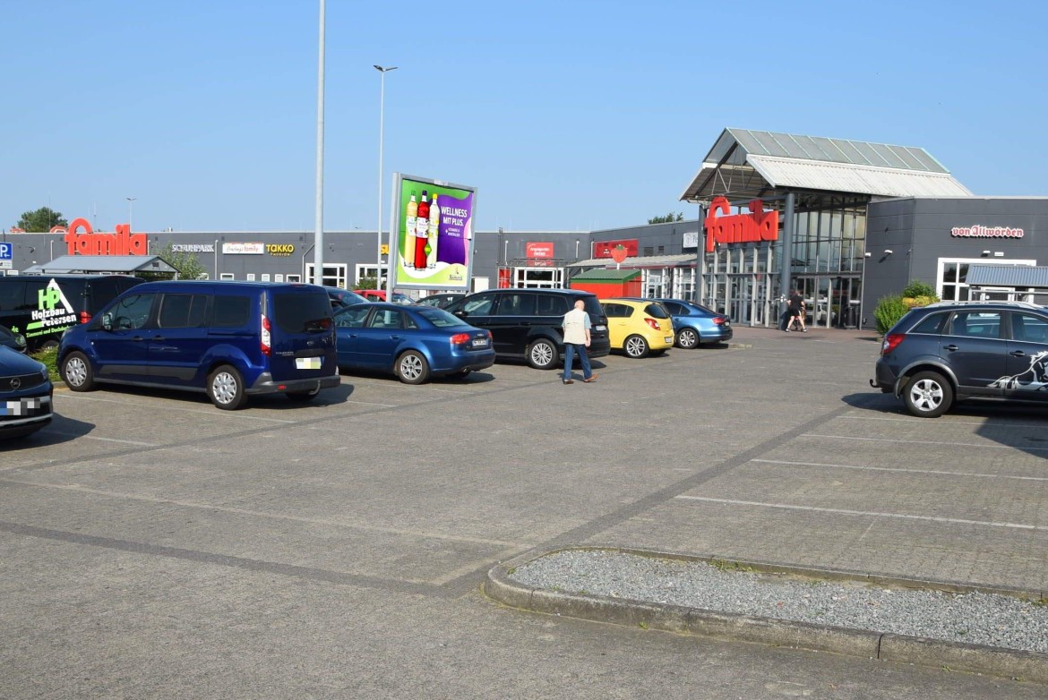 Andreas-Clausen-Str. 2-6 /Famila/geg. Eing (Sicht Apotheke)