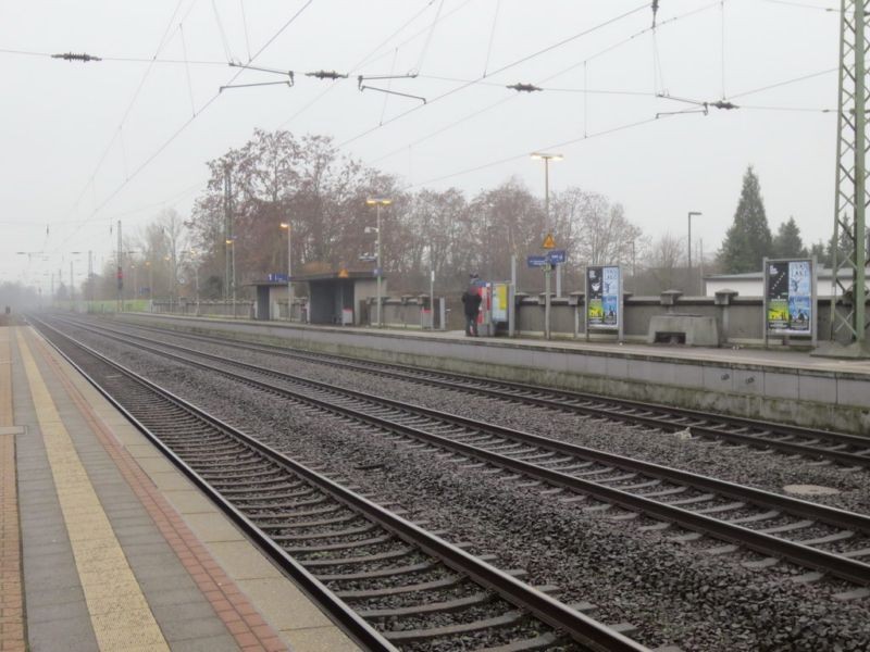 S-Bf Norf, Bstg., Gleis 1, Tafel links