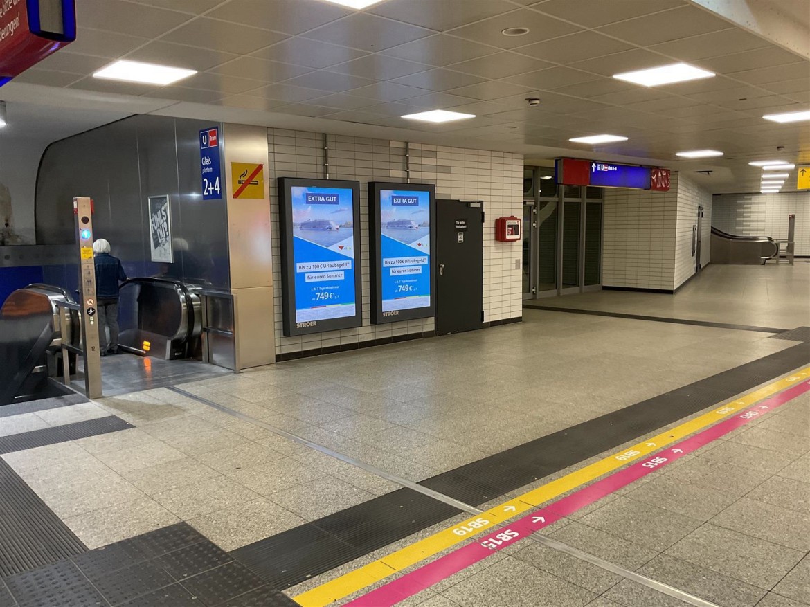 U-Bf Hbf, re. neben Abg. Gleis 4, re.