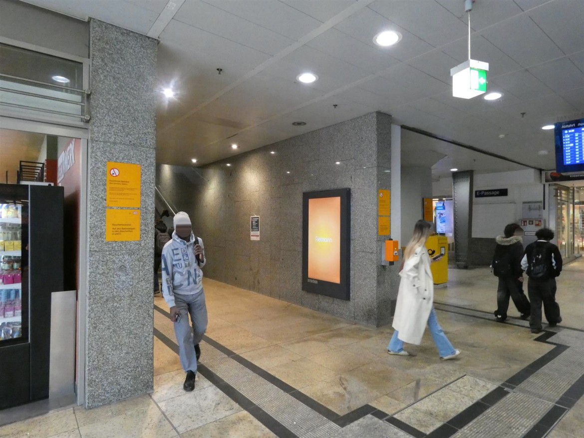 Hbf, B-Passage, Zugang Gl. 11 Seite Treppe