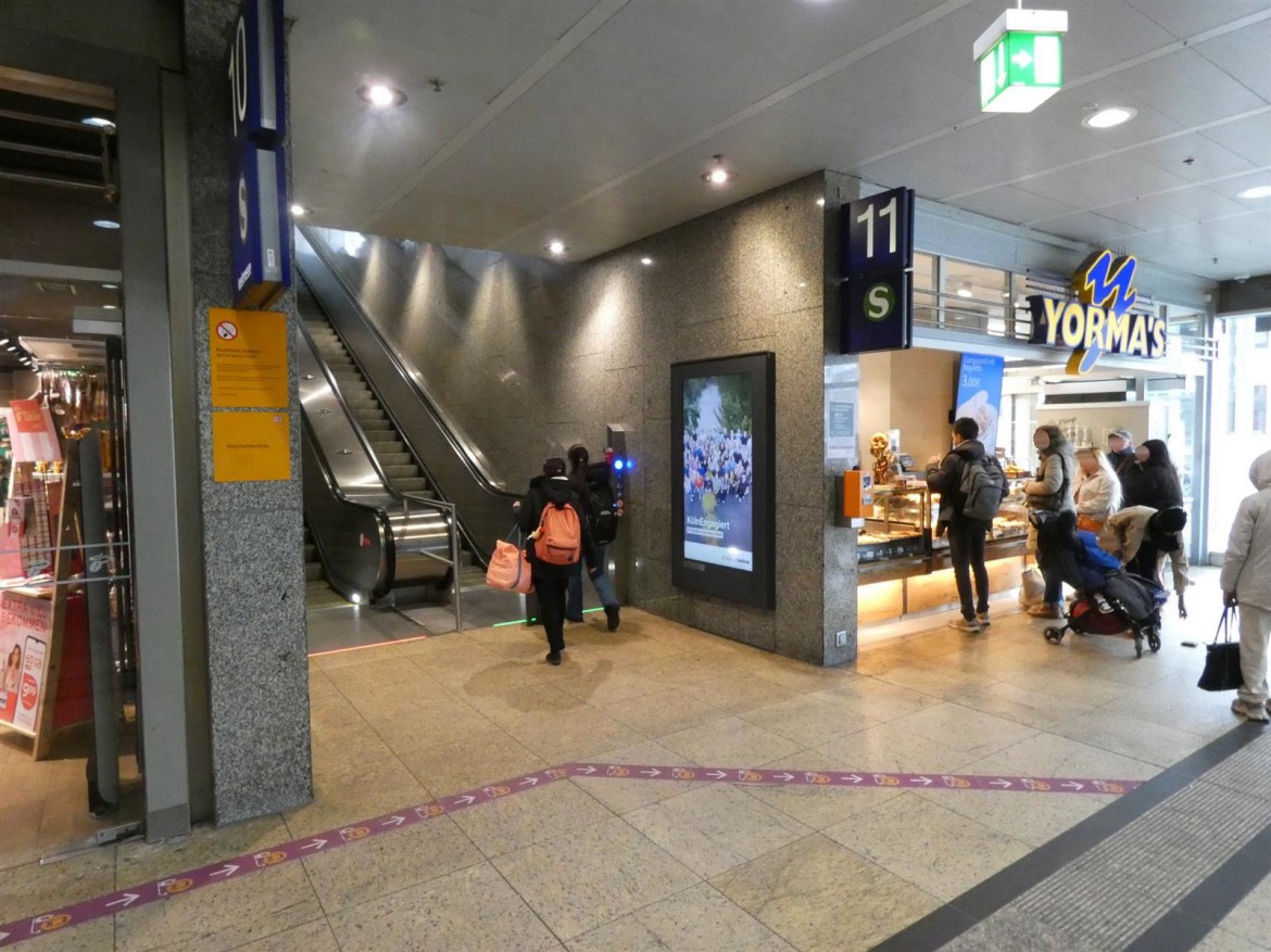 Hbf, B-Passage, Zugang Gl. 11, Se. Rolltreppe - 01