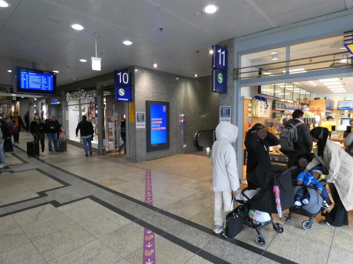 Hbf, B-Passage, Zugang Gl. 10, Se. Treppe, li. -01